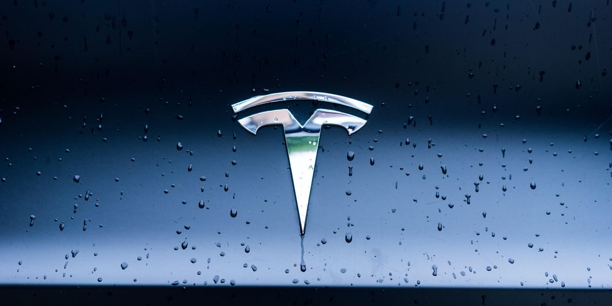 A Tesla emblémája egy kék színű járművön