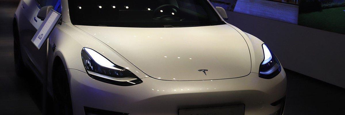 A Tesla legújabb szoftverhibájában érintett fehér Model 3 elektromos Tesla gépjármű egy kiállításaon