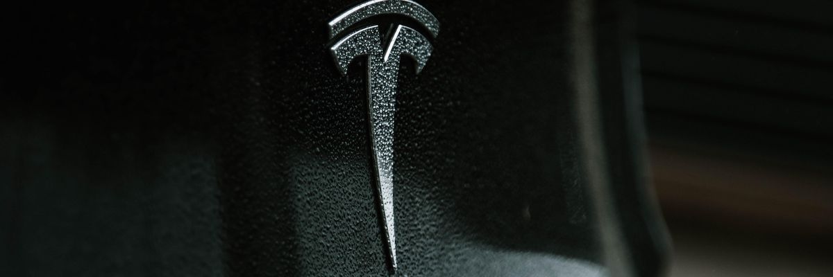 A Tesla logója egy fekete járművön
