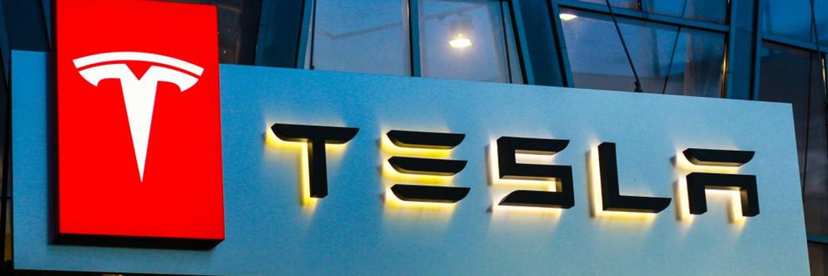 A Tesla logója egy irodaház oldalán, a gyártó ideiglenesen ingyenessé tette töltőállomásait Debrecenben és Miskolcon