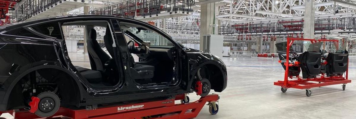 A Tesla németországi gyárában készülnek az új autók, egy fekete karosszéria látható a képen