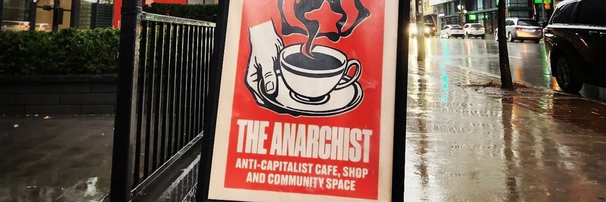 a The anarchist cafe táblája