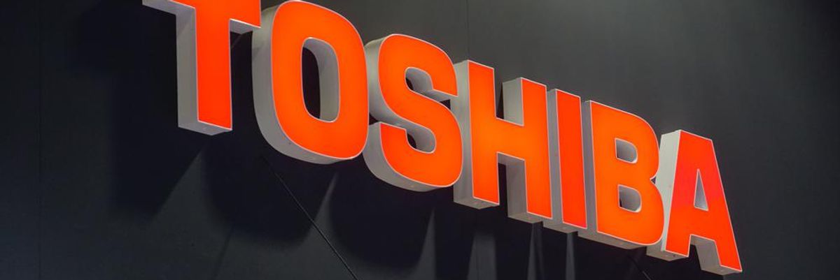 A Toshiba narancssárga logója egy sötét falon