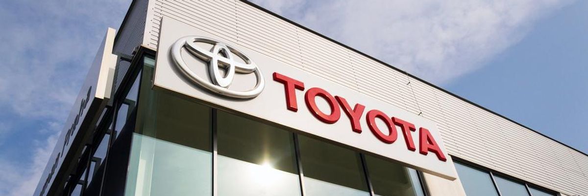 A Toyota márkakereskedése a gyártó logójával a homlokzatán