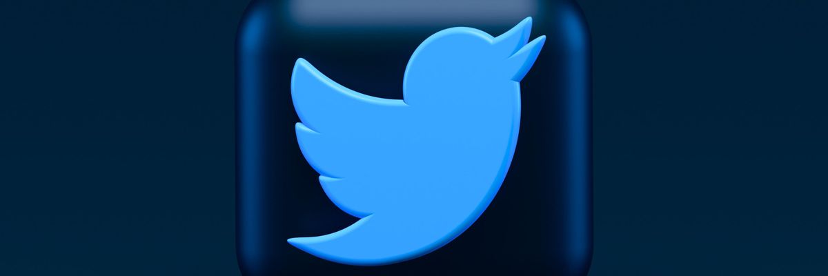 A Twitter kék madaras logója sötétkék háttérben