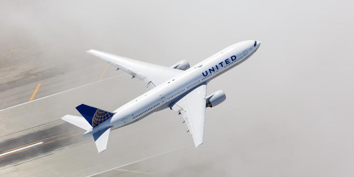 A United Airlines egyik repülőjének pilótája épp felszáll a repülőér kifutójáról ködös időben
