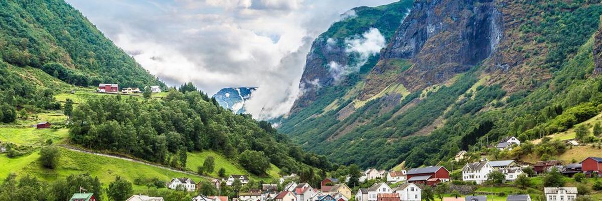 A világ legnagyobb fjordja hegyek ölelésében