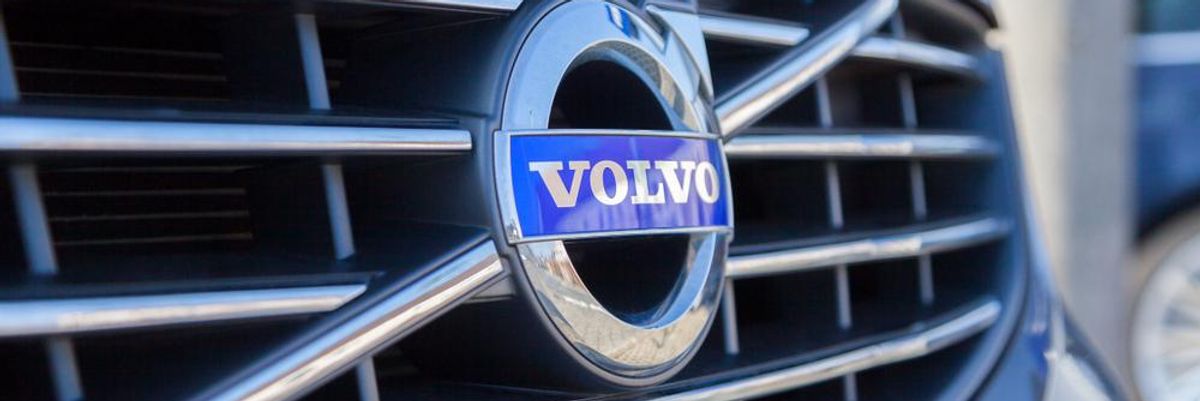 A Volvo logója egy Volvo gépjármű elején, a gyártó összeállt a Starbucks-szal