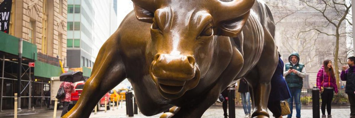 A Wall Street bikájának arany szobra New York-ban