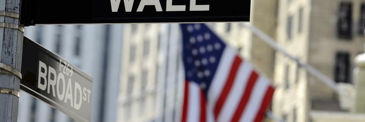 A Wall Street és a Broad Street utcák táblái az amerikai zászló előtt