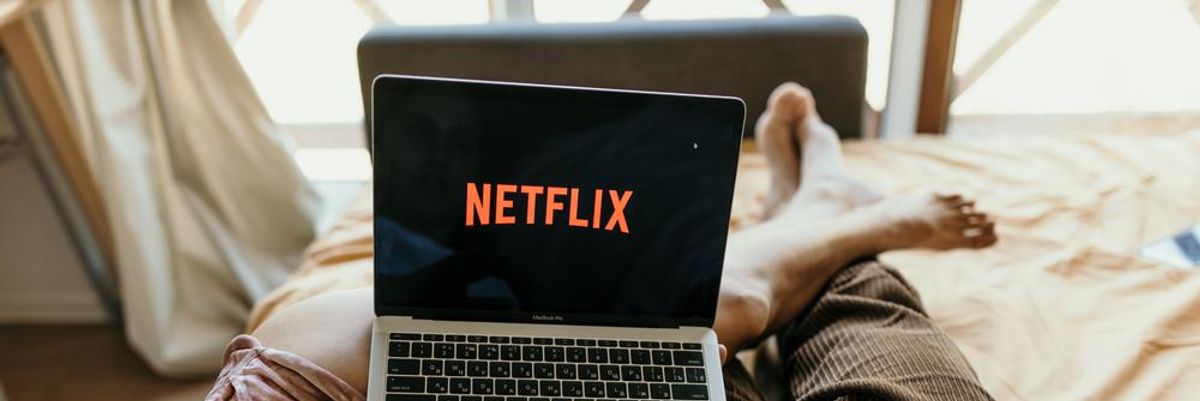 Ágyban néznek Netflixet laptopon