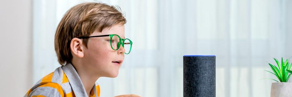 Alexa Amazon zöld szemüveges kisfiú