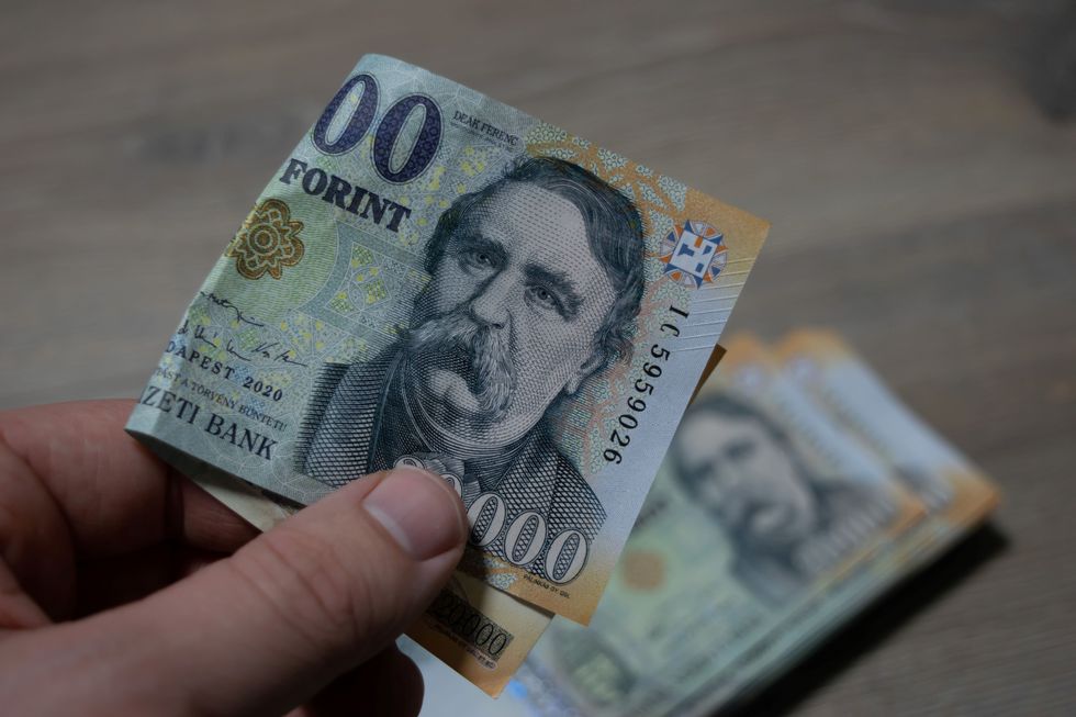 Megtartotta pénteki pozícióját a forint