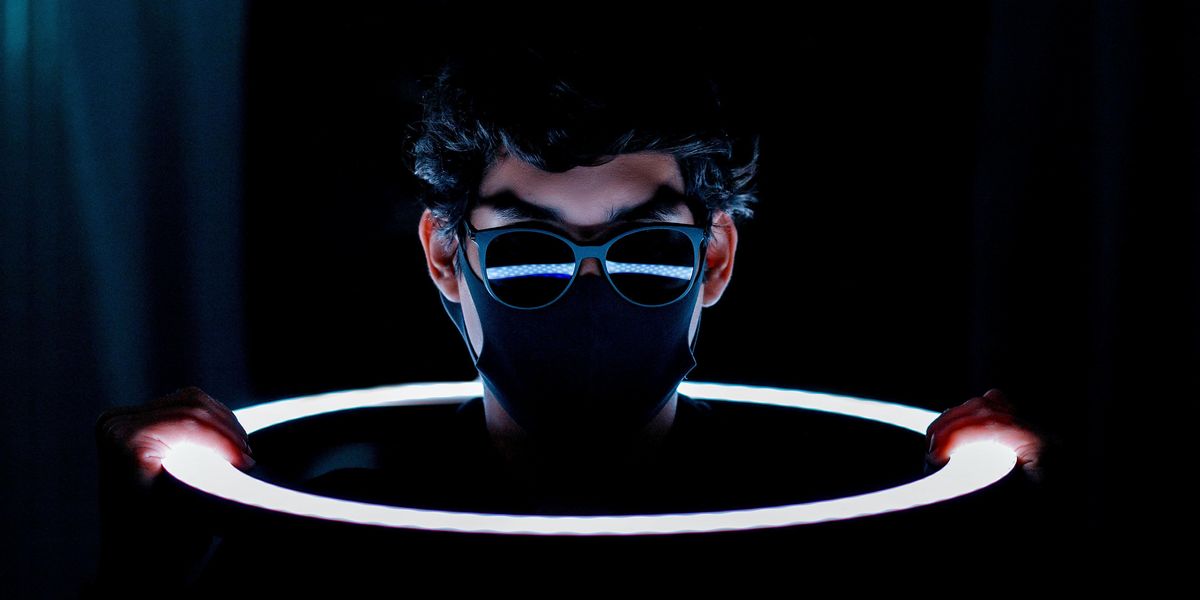Alulról megvilágított napszemüveges, maszkos hacker fej