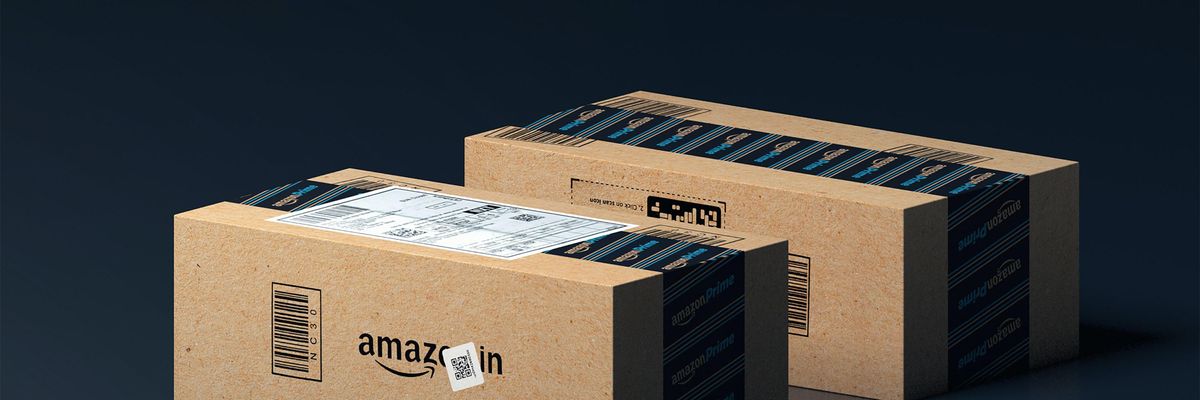 Amazon csomagok egy sötét helyiségben, az Amazon hamis értékelések miatt perel két céget