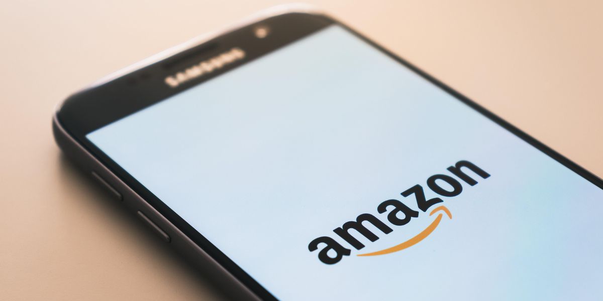 Amazon logó egy okostelefonon, ami az asztalon pihen