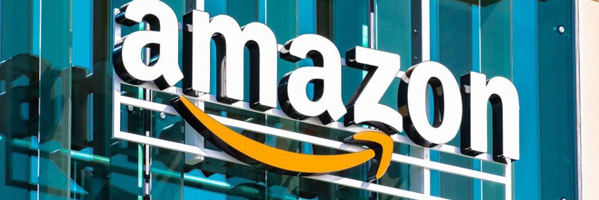 Amazon logó egy üvegfalú épületen