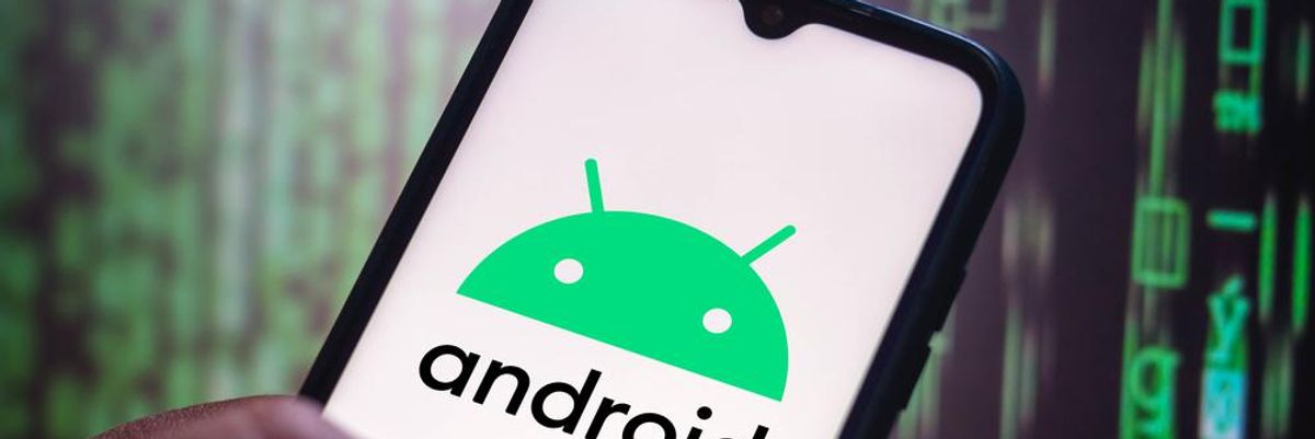 Android logó okostelefonon kézben