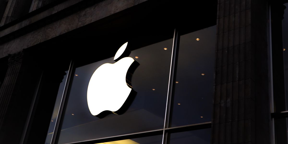 Apple logó a vállalat egyik irodájának ablakán