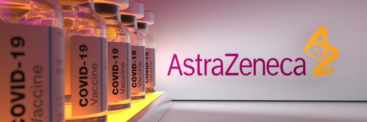 AstraZeneca koronavírus elleni oltóanyagok sorakoznak a cég logójának felirata előtt egy fehér szobában
