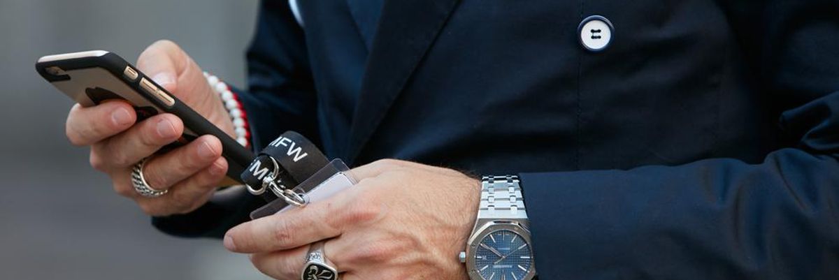 Audemars Piguet luxusóra egy öltönyös férfi kezén, ilyen órákat kobozott el az orosz titkosszolgálat a márka moszkvai leányvállatától