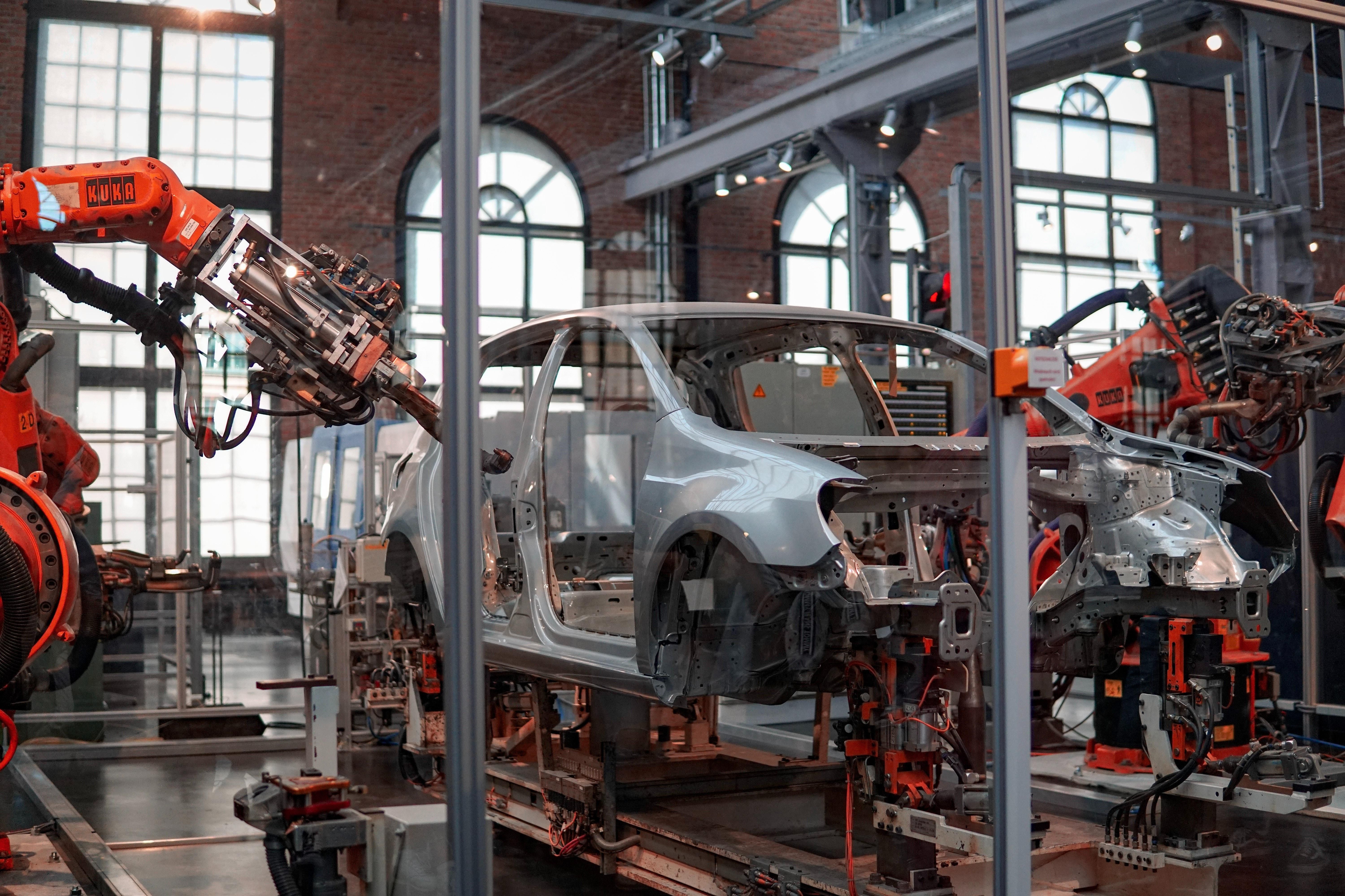 Autógyárban robotok dolgoznak egy autókarosszérián