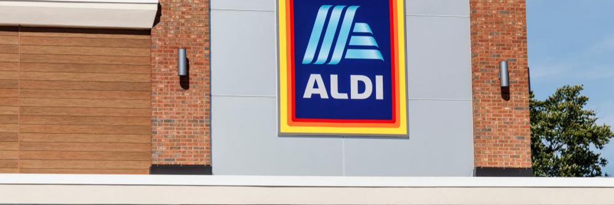 Az Aldi német áruházlánc egyik üzlete, a homlokzaton az Aldi logója látható, napfényes idő van