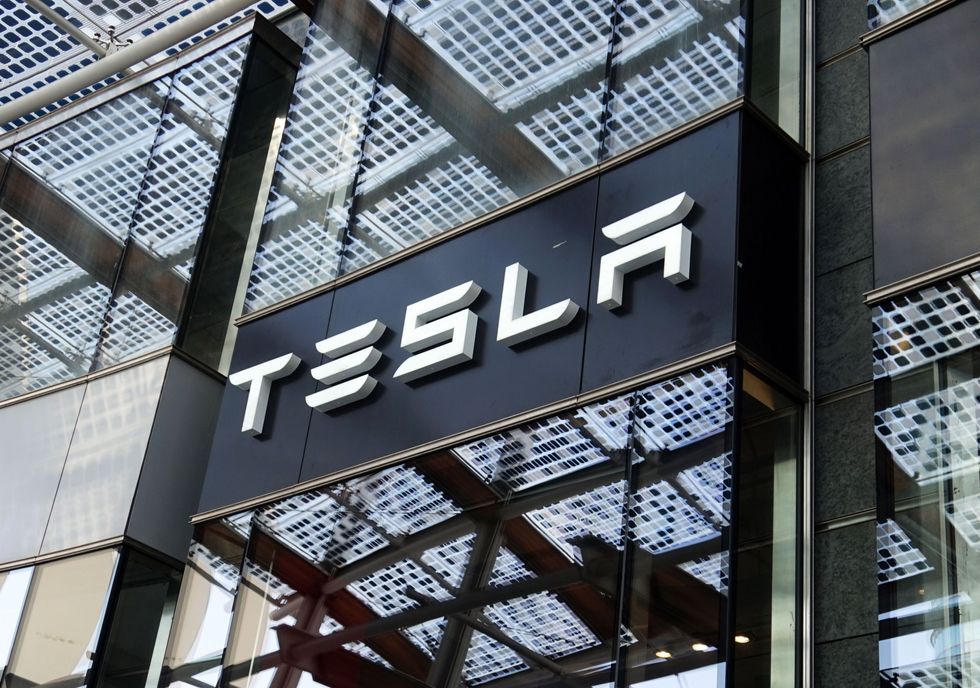 Óriási leépítést jelentett be a Tesla