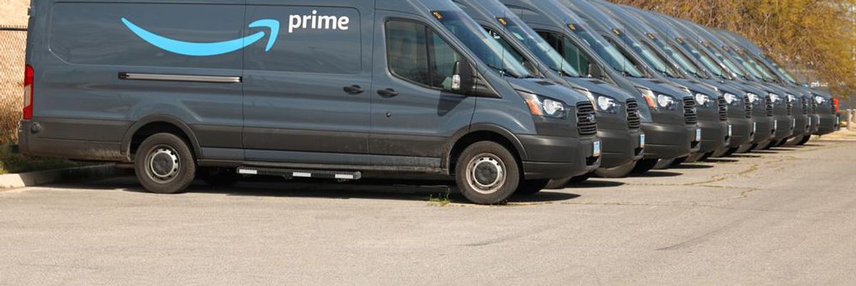 Az Amazon Delivery Service Partner Program furgonjainak egy része áll egy parkolóban az aszfalton napsütésben
