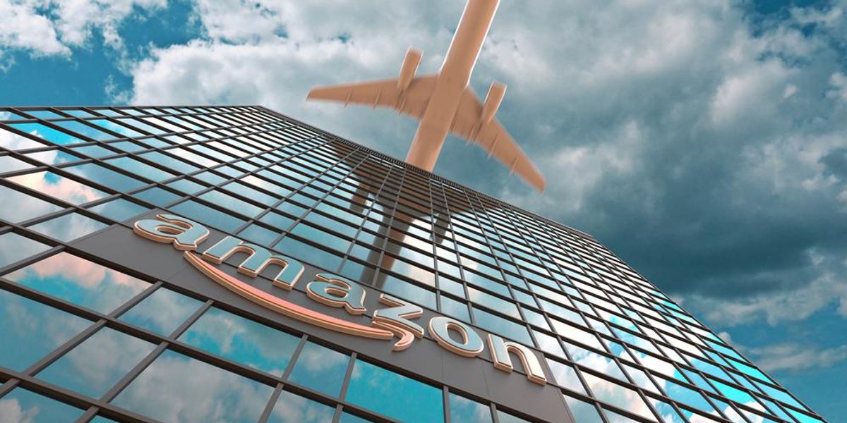 Az Amazon repülője az Amazon székháza felett repül el