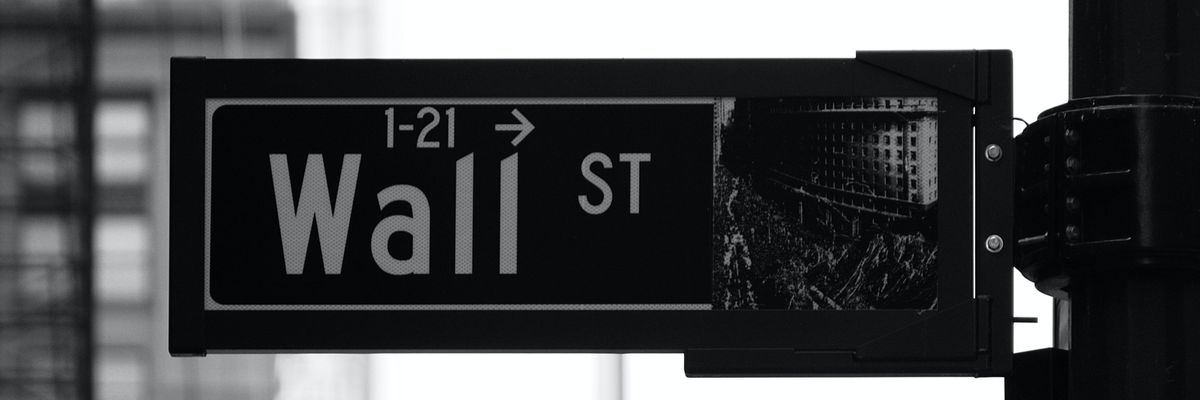 Az amerikai értéktőzsdének helyet adó Wall Street utcanév táblája közelről