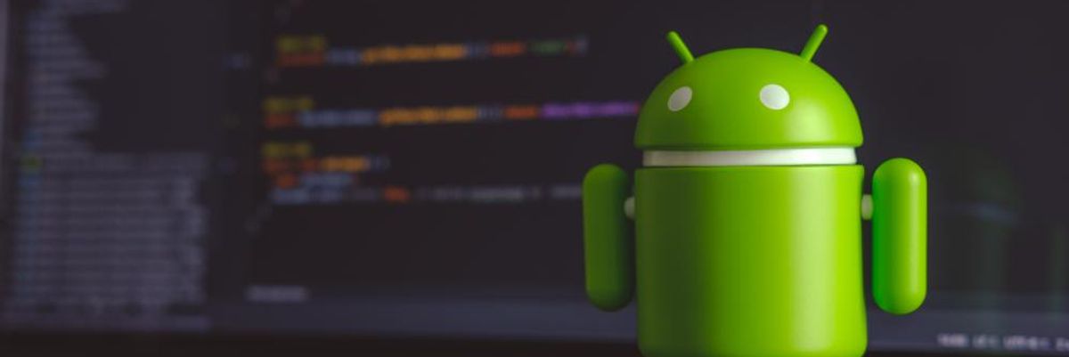 Az Android figurája egy laptop billentyűzetén egy okostelefon mellett, a Google új funkcióval bővíti a keresési előzményeket