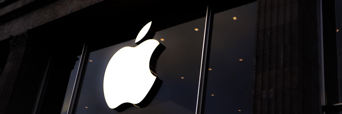 Az Apple fehér logója egy irodaépületen