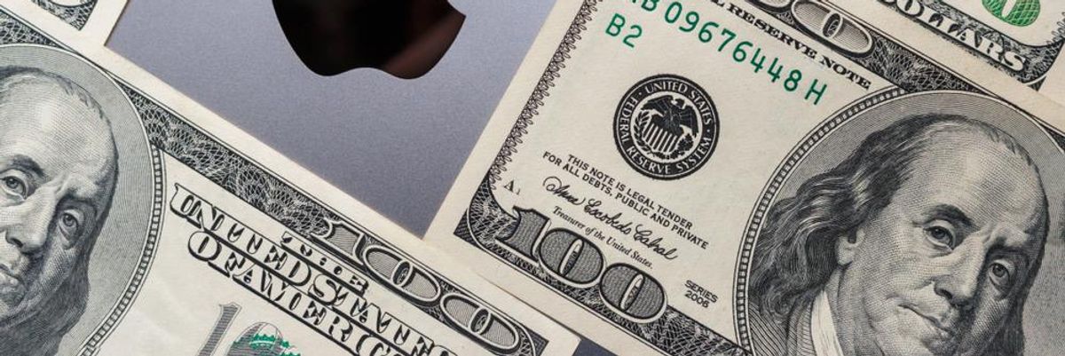 Az Apple fekete logója 100 dolláros bankjegyek között