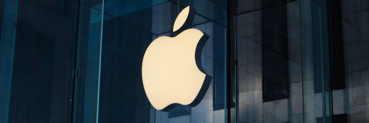 Az Apple logója a cég irodaházának üvegfalán