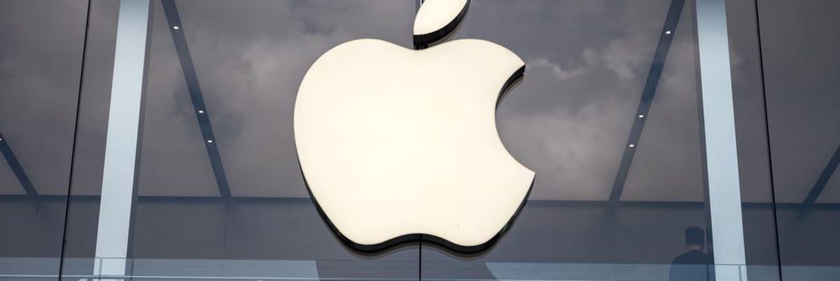 Az Apple logója egy hollandiai irodaépület üvegén