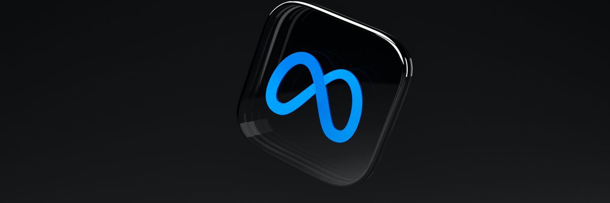 Az egybillió forintos perrel szembe néző Meta Platforms kék-fekete logója egy sötét környezetben, a Meta a Facebook anyavállalata