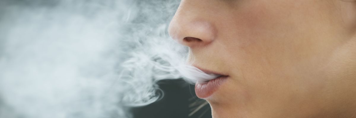 Az energiaaitalok után e-cigit sem lehet kiskorúnak eladni a szomszédban