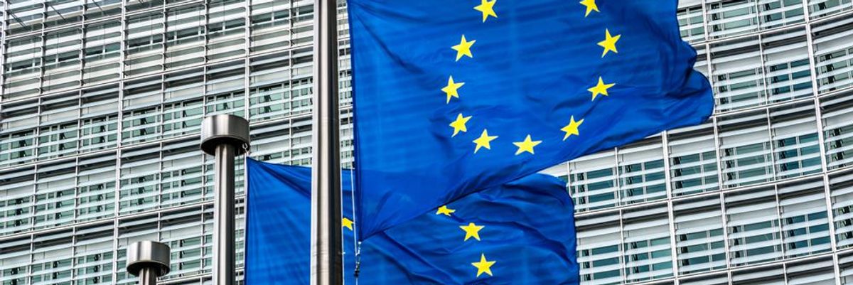 Az Európai Unió zászlói egymás mellett, az EU trösztellenes törvényt fogadott el a nagy techcégek ellen