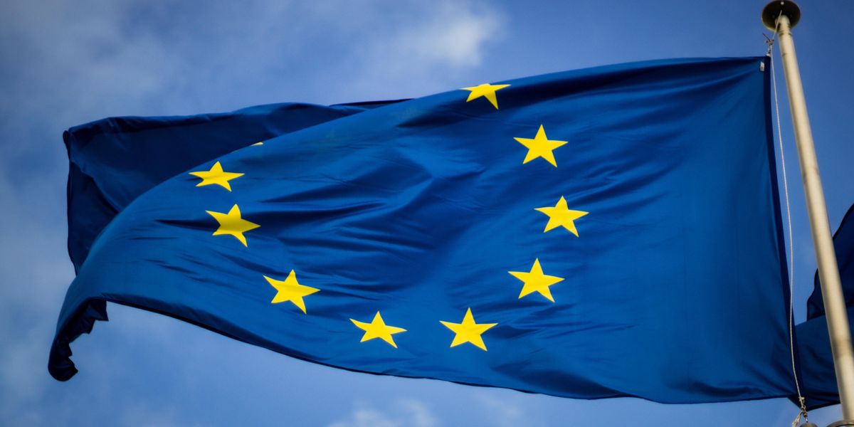 Az Európai Unió zászlója, és a szép kék, kissé felhős égbolt