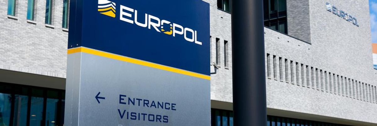 Az Europol főhadiszállása előtt egy tábla látható, amely útbaigazítást nyújt a látogatóknak és az ott dolgozóknak