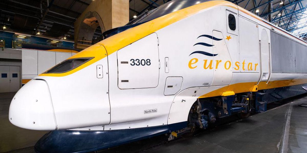 Az Eurostar vasúttársaság fehér-sárga-kék 3308-as szerelvénye az állomáson várja az utasok beszállását, oldalán az eurostar felirattal és a cég logójával