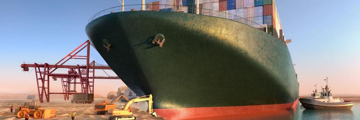 Az Ever Given Szuezi-csatorna partjába szorult bulba orrát próbálják kiszabadítani markolókkal és vontatóhajókkal