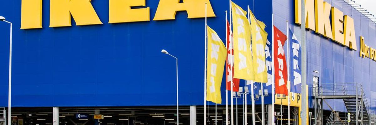 Az IKEA egyik üzlete sárga, kék és piros zászlókkal a területen, az épület kék színű, amelyen az IKEA sárga felirata látható