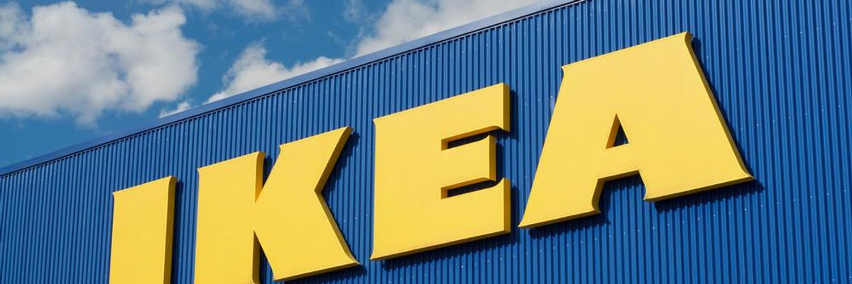 Az Ikea sárga logója a kék üzlethelyiségének oldalán, áremelés várható a cégnél