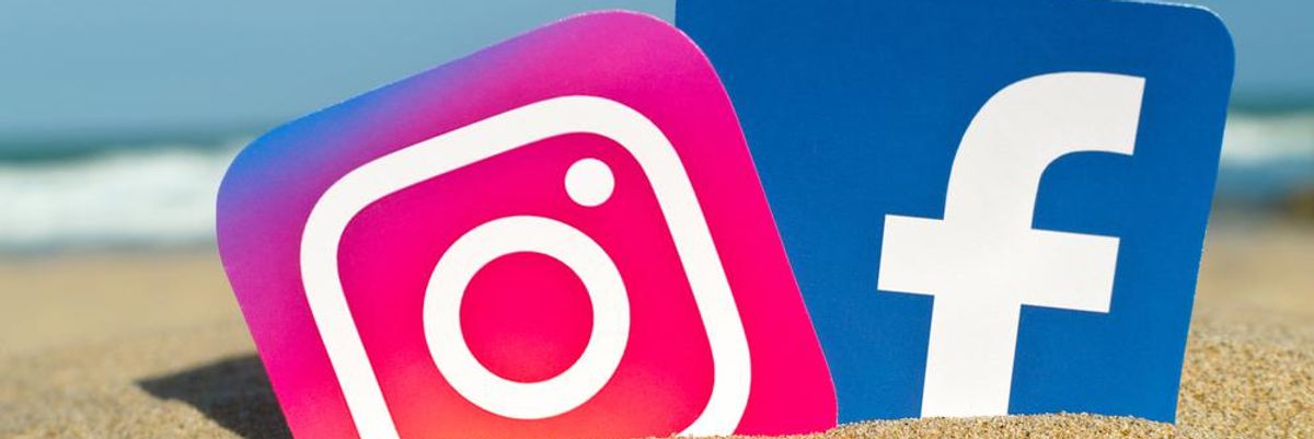 Az Instagram és a Facebook logója az Atlanti-óceán partján, ahol az adatátviteli kábel fut