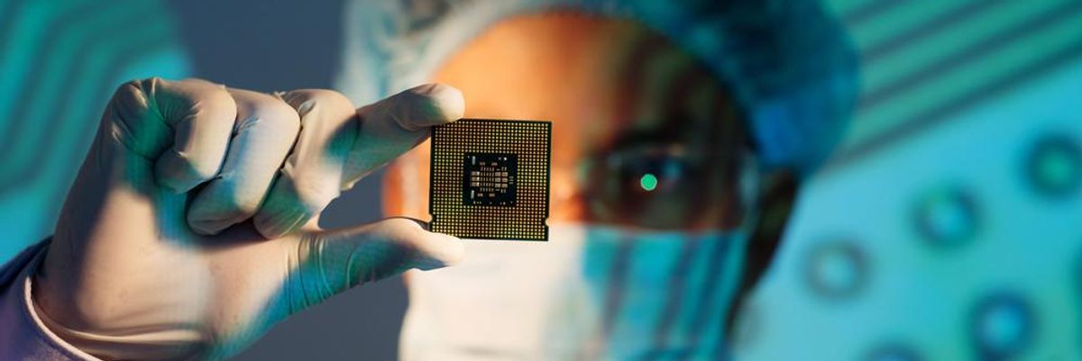Az Intel kutatója egy chipet tart a kezében, amit Németországban fognak gyártani