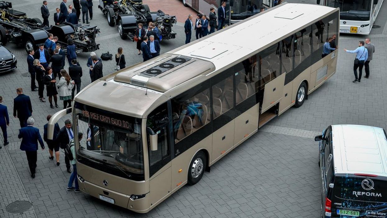 Fotókon az új magyar gyártású elővárosi busz, mutatjuk