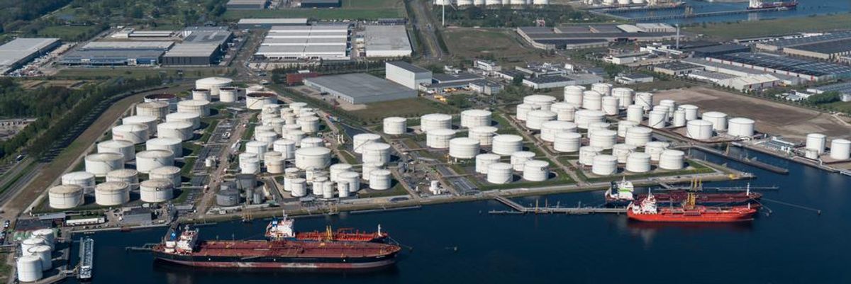 Az Oiltanking német olajvállalat egyik olajkikötője, fehér olajtárolók és teherhajók láthatók a képen