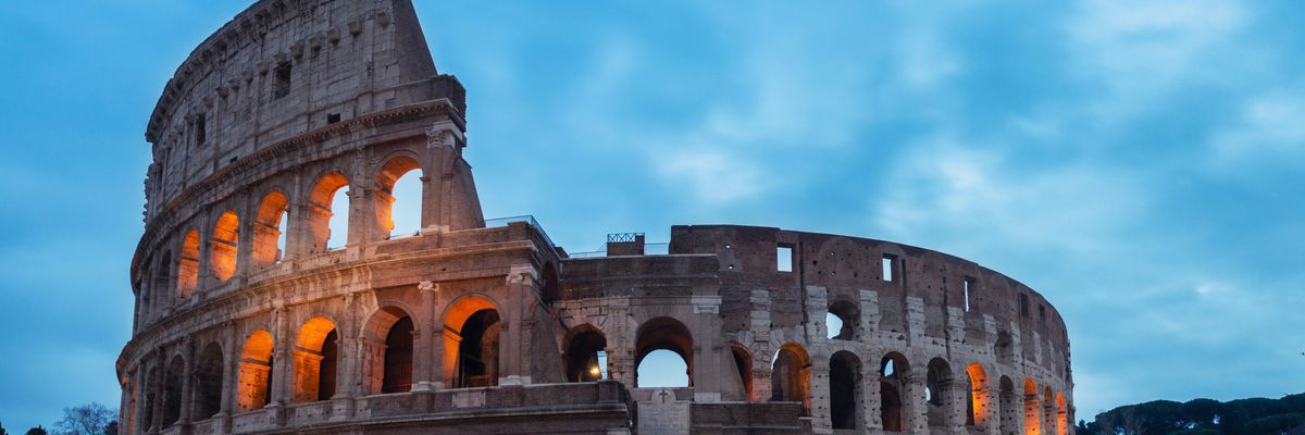 Az ókori Rómában épül Colosseum a felkelő nap sugaraitól megvilágítva